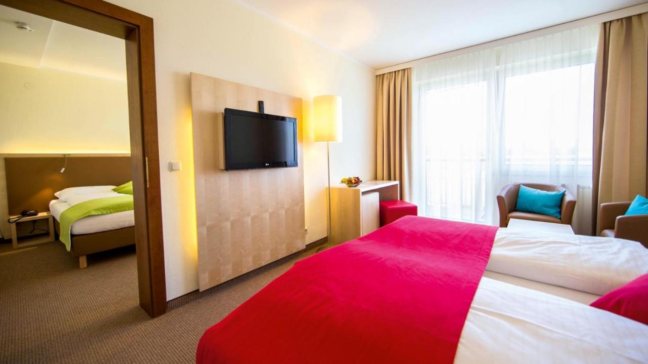 Momentum Hotel Anif Bagian luar foto